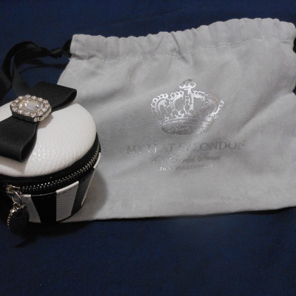 My Flat in London, Cup cake coin purse